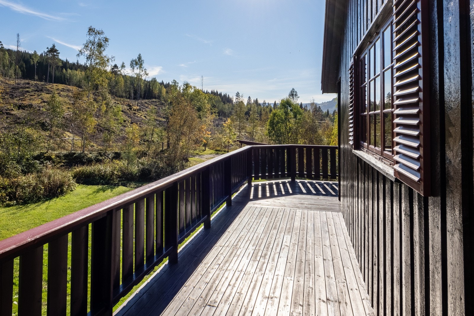 Veranden går rundt deler av hytta & er dermed med på å gi gode solforhold store deler av dagen. Galleribilde