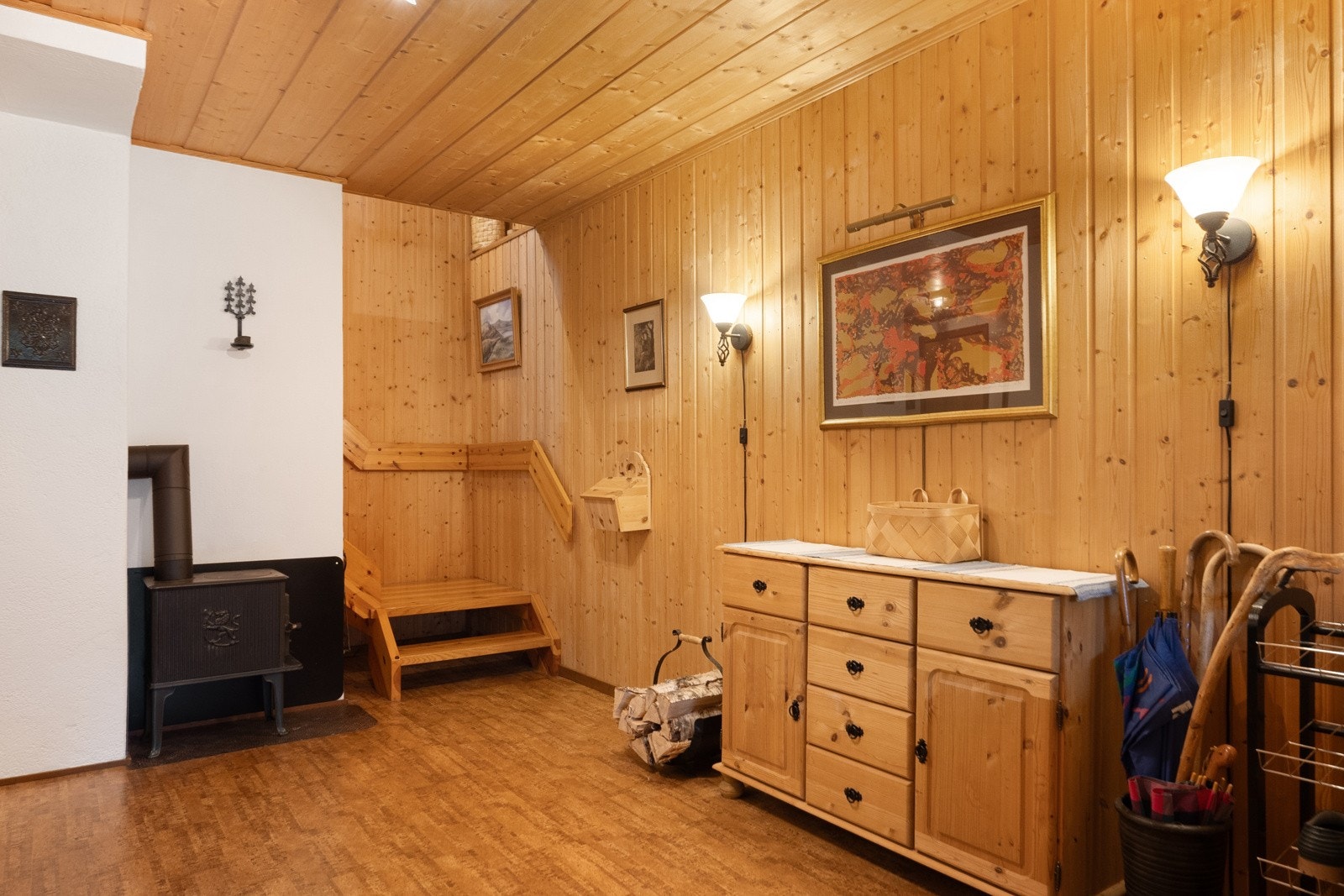 Stor & innbydende entré med varme i gulv. Herfra har du tilgang til to av hyttas soverom, bad & teknisk rom. Galleribilde