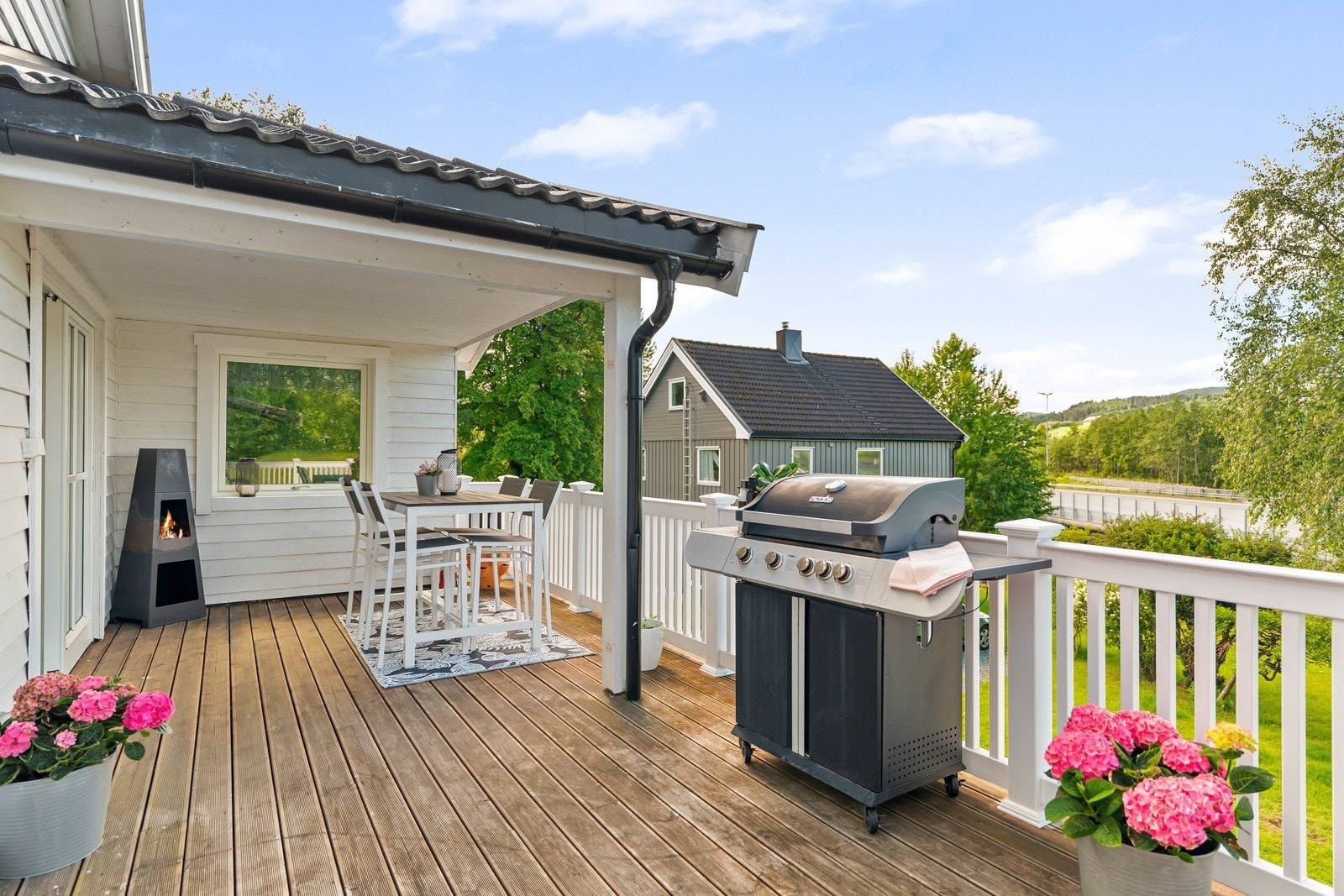 Solrik veranda på ca 30 kvm. Galleribilde