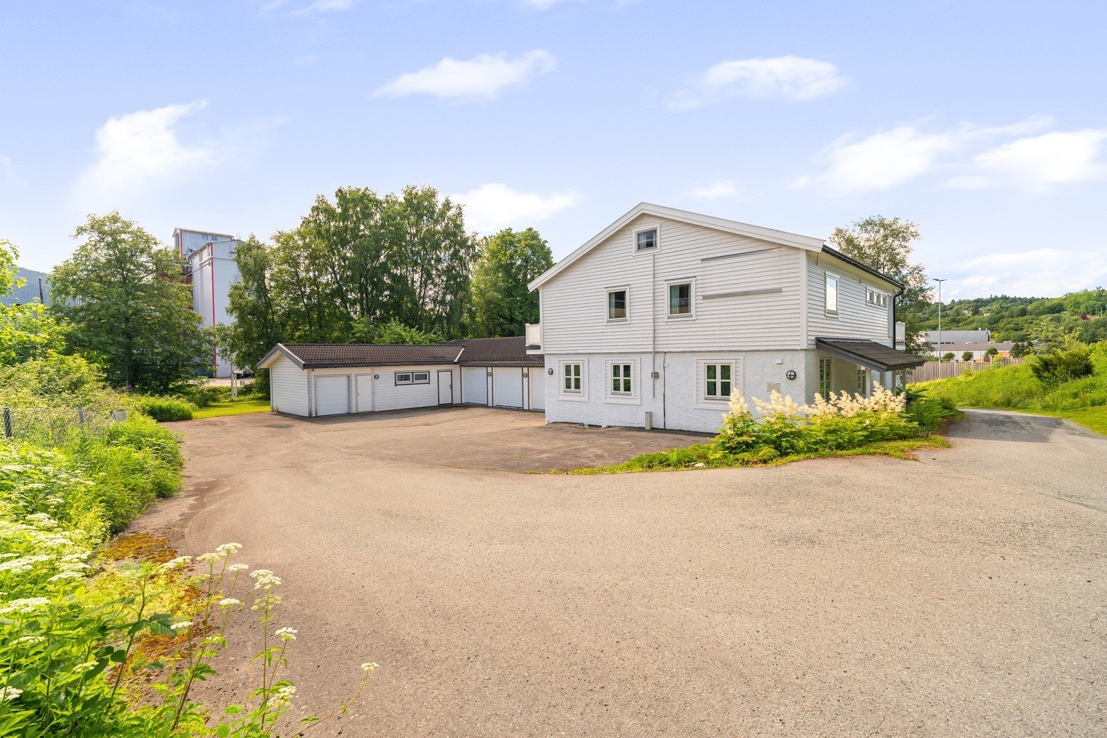 Næringsdelen har adskilt inngang fra hoveddelen. Galleribilde