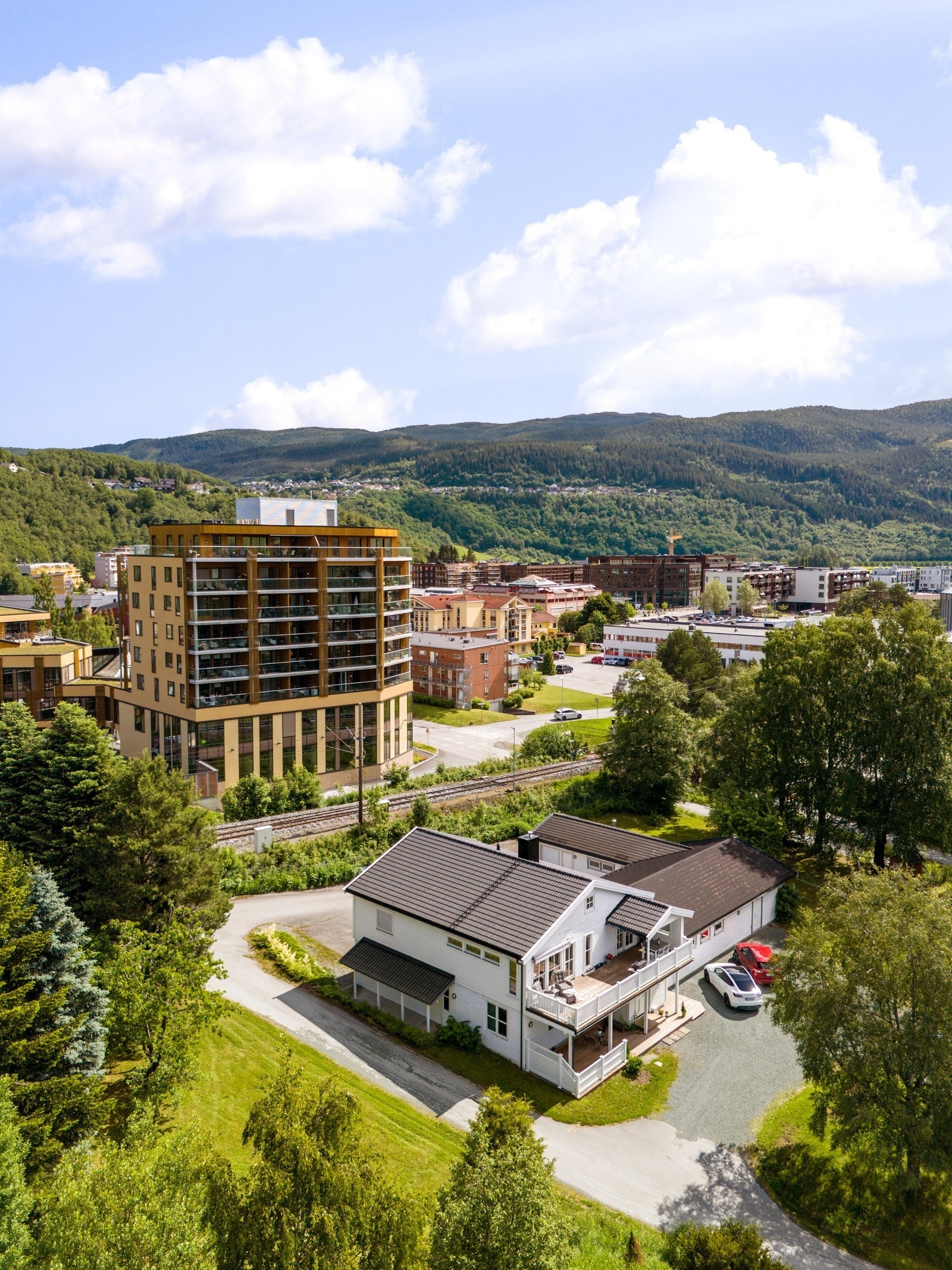 Eiendommen omfattes av sentrumsplanen for Melhus sentrum, hvor det åpnes for å kunne utvikle denne eiendommen videre ved detaljregulering. (Næring/Forretning/Kontor). Galleribilde