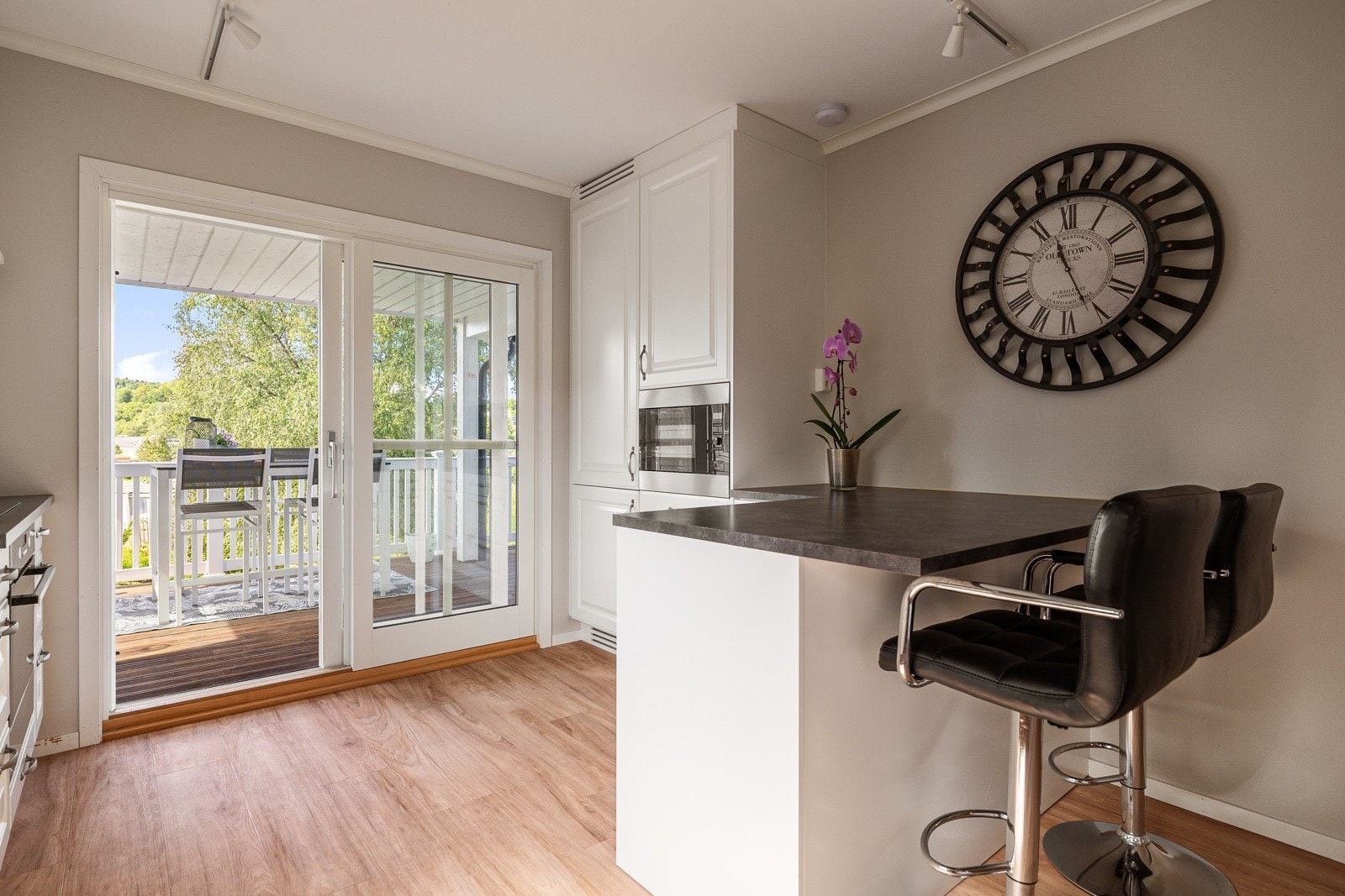 Fra kjøkkendelen har man også utgang til verandaen. Verandaen er en naturlig forlengelse av rommene. Galleribilde