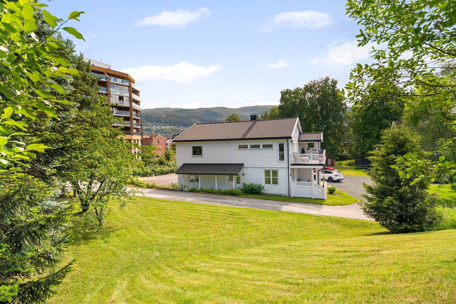 Stor tomt på over 1,6 mål opparbeidet med asfalterte veger, beplantning og plenarealer. Galleribilde