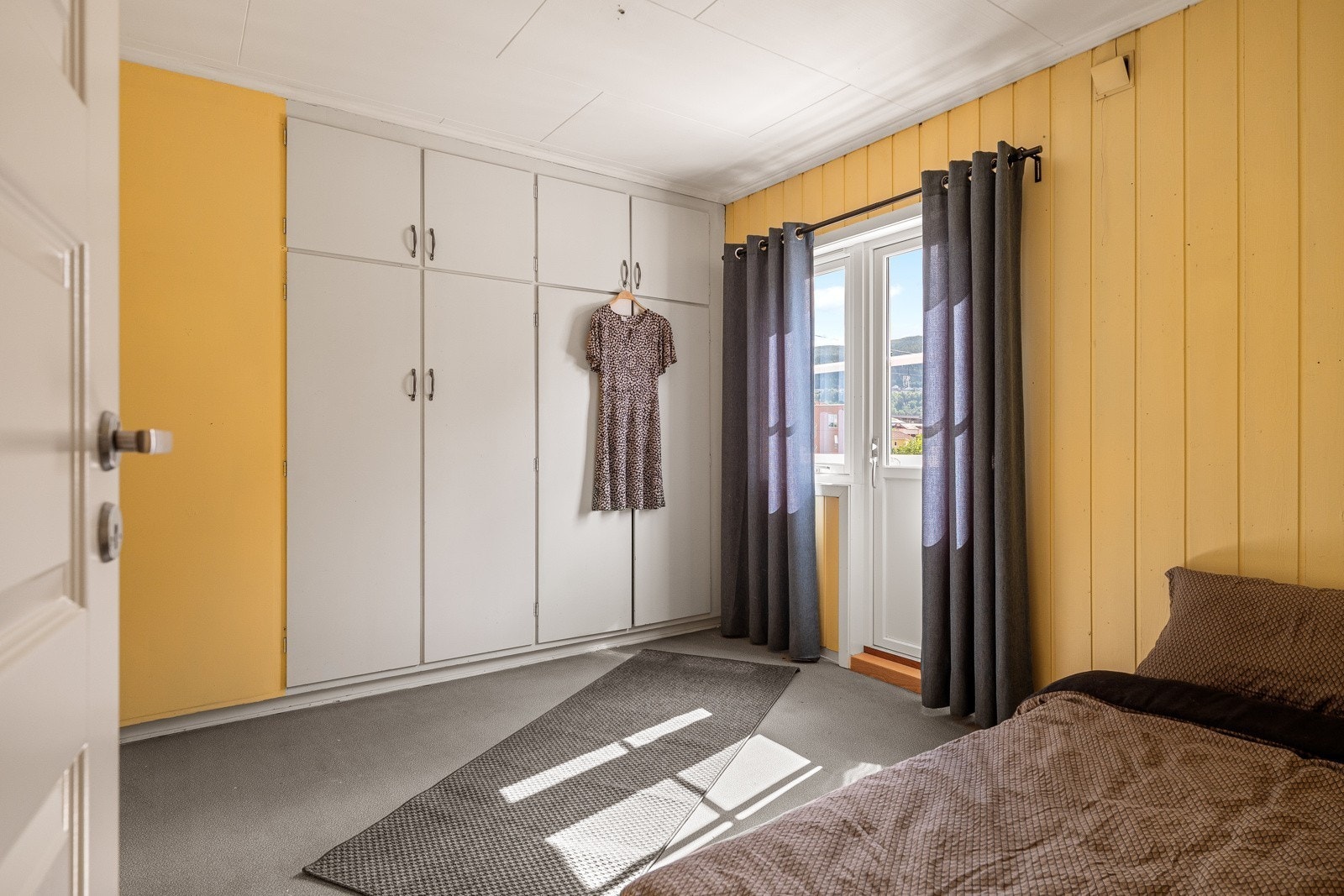 De tre soverommene er av romslig karakter hvorav det minste er ca. 10 kvm, mens de største er 15 kvm. Galleribilde