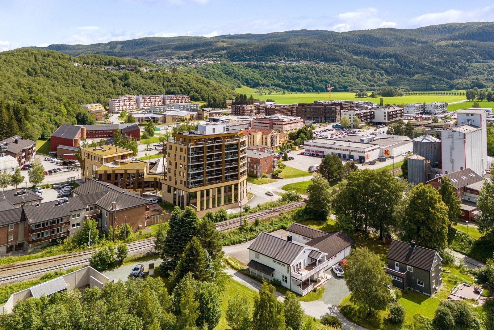 Sjelden mulighet i Melhus sentrum. Kombinert bolig og næringseiendom med over 1,6 mål stor tomt. Galleribilde
