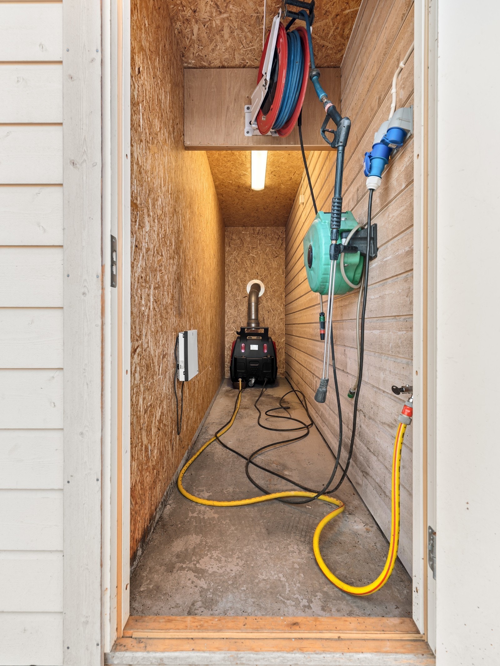 Høytrykkspyler i tilknytning til garasjedelen medfølger. Galleribilde