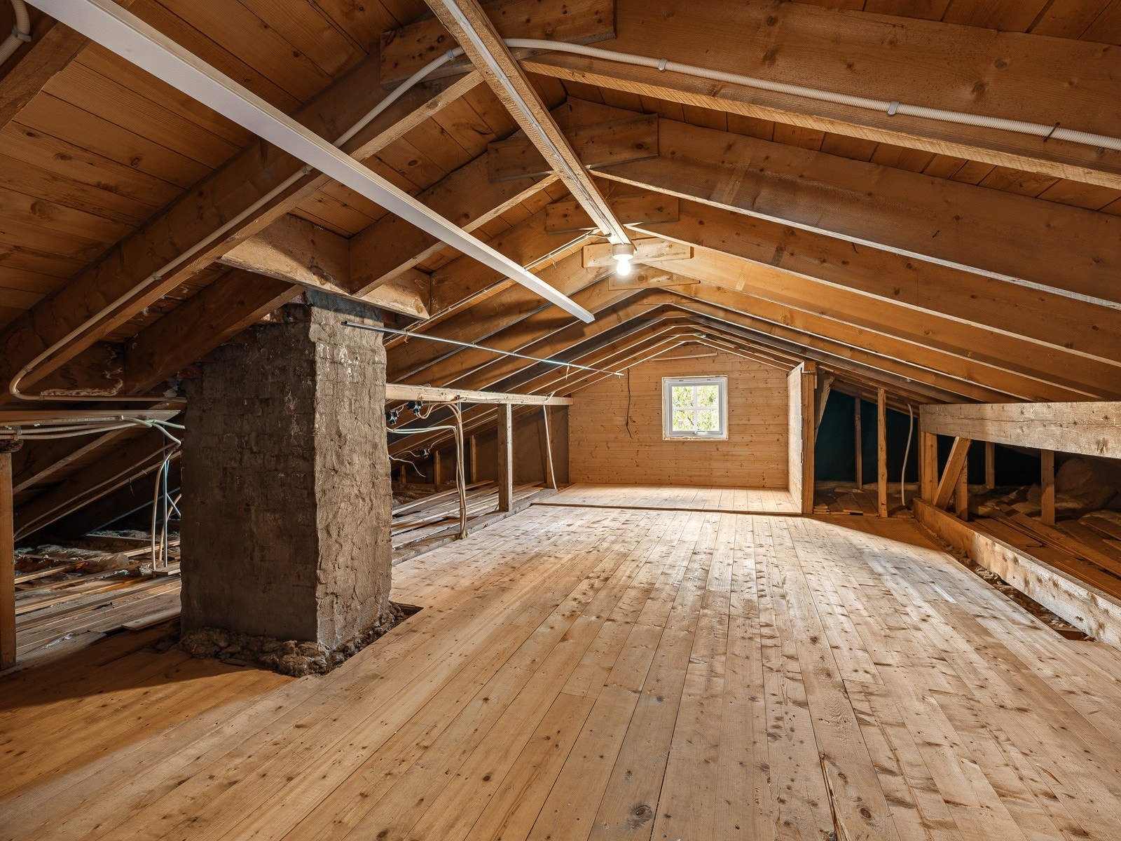 God lagringsplass på loftet. Galleribilde