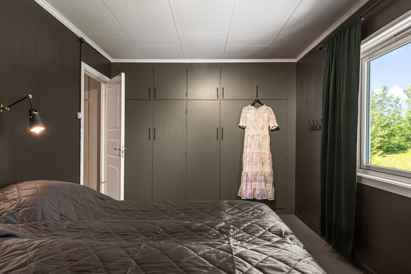 Lunt rom med plass til dobbeltseng og garderobeløsning. Galleribilde