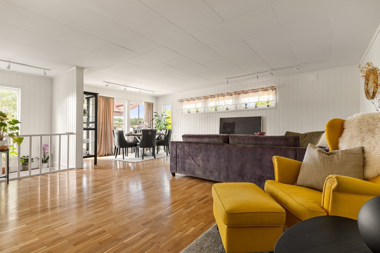 Stor og åpen stue med store vindusflater. Galleribilde