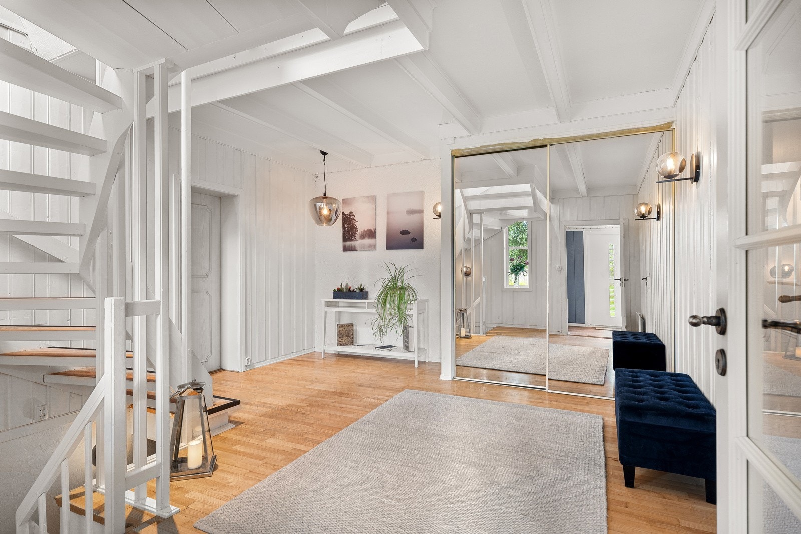 Deler av første og hele andre- og loftsetasjen tilhører boligdelen. Galleribilde