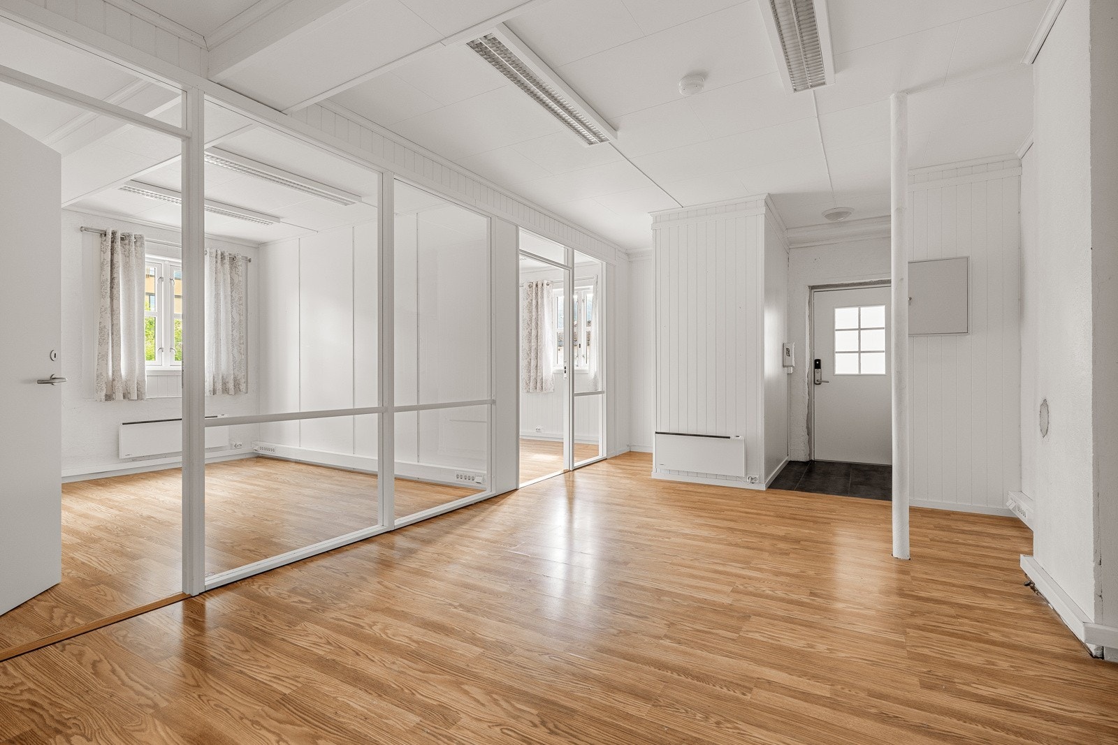 Personalinngang og fellesareal. Peronalinngangen kan også benyttes som hovedinngang/alternativ inngang dersom kontorlokaler ønskes avdelt. Enkelt kjøkken i tilknytning til fellesarealet. Galleribilde