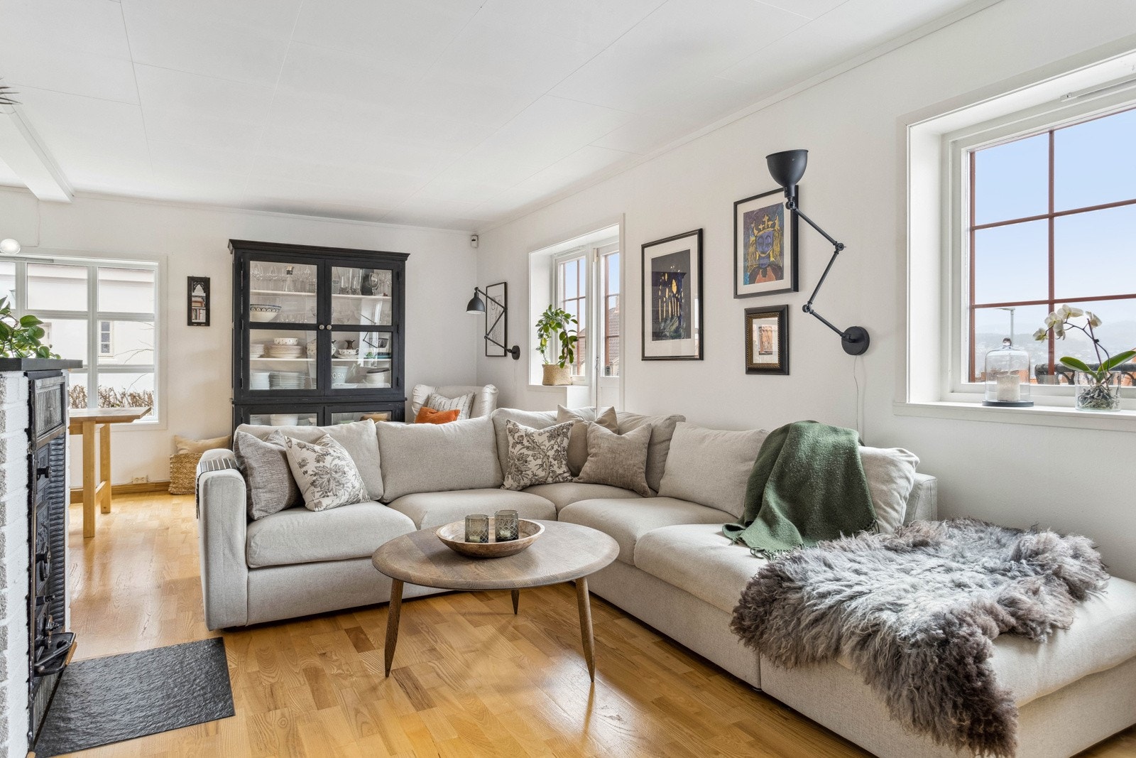 Stuen har rikelig med plass til en sofagruppe og tilhørende møbler, som skaper et innbydende og funksjonelt oppholdsrom. Galleribilde