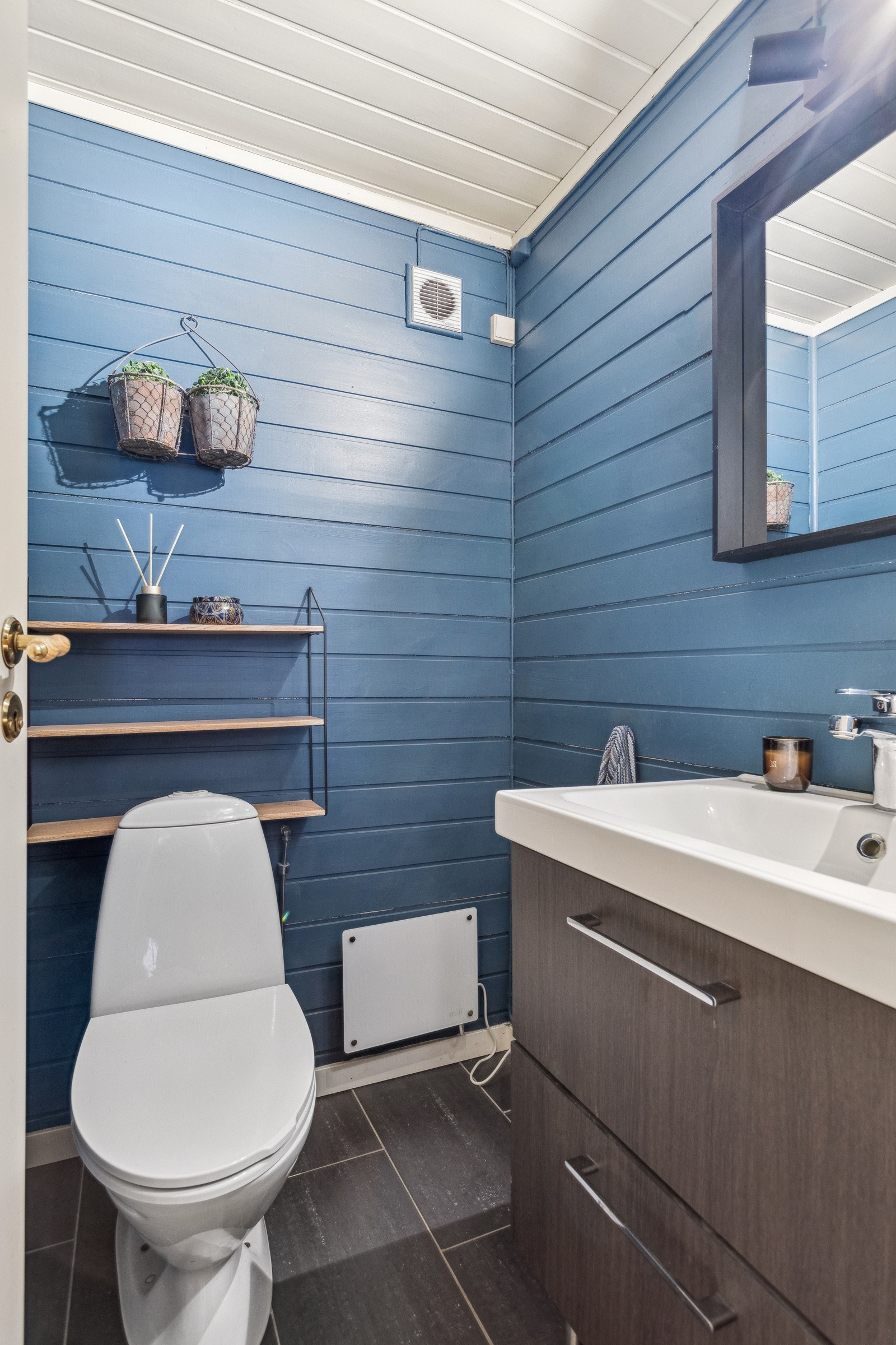 Boligen har praktisk eget toalettrom i underetasjen. Galleribilde