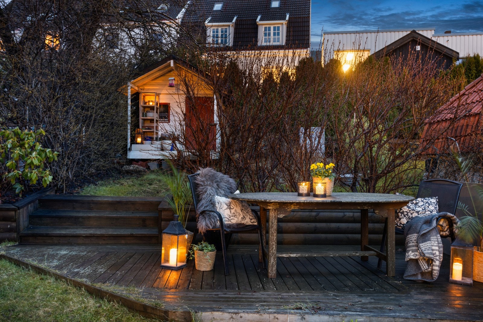 Hyggelige uteområder. Her er det rikelig med plass til både utendørs møblement og lek for de minste. Galleribilde