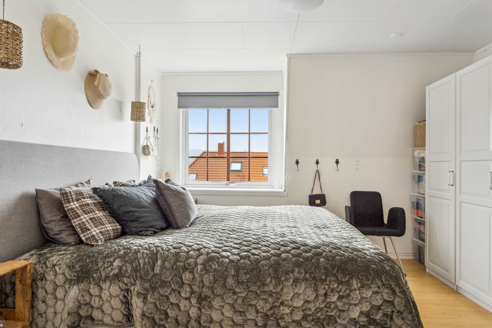 Soverommene er romslige og har god plass til dobbeltseng samt annet ønsket møblement. Galleribilde