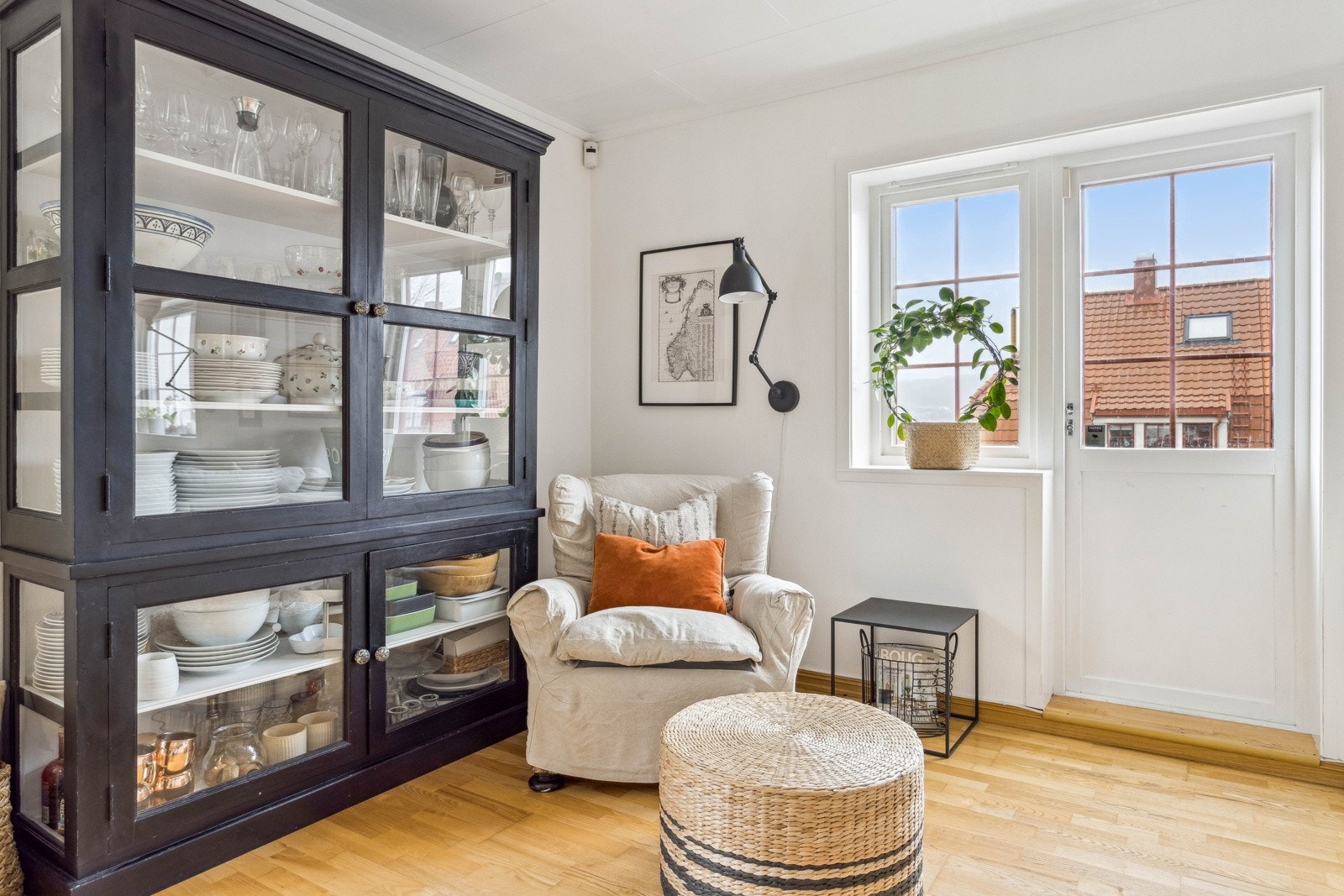 Fra spisestuen og stuen er det utgang til en romslig balkong. Galleribilde