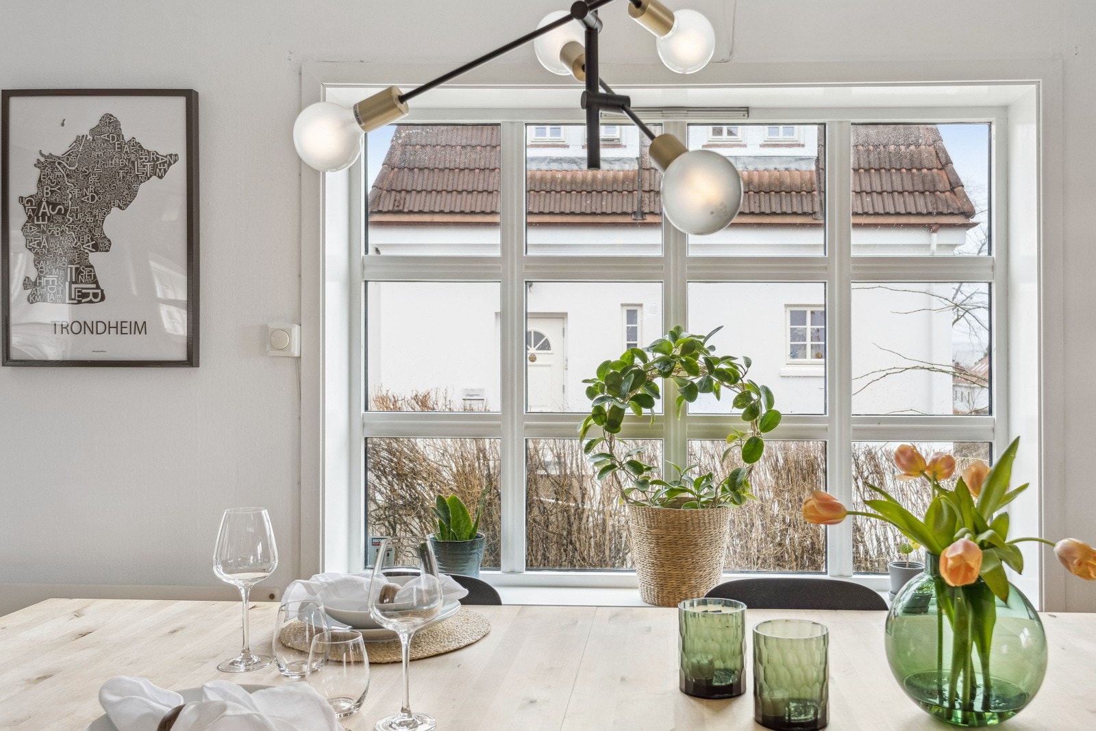 Fra spisestuen, som ellers i boligen, kan du nyte en hyggelig utsikt. Galleribilde