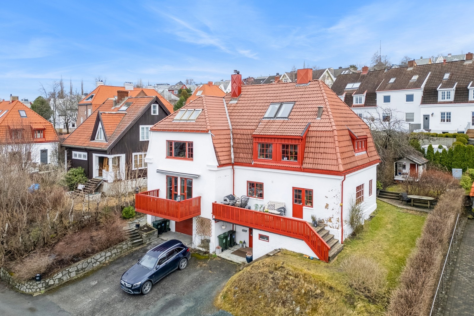 Boligen ligger pent til i området og har gode solforhold. Galleribilde