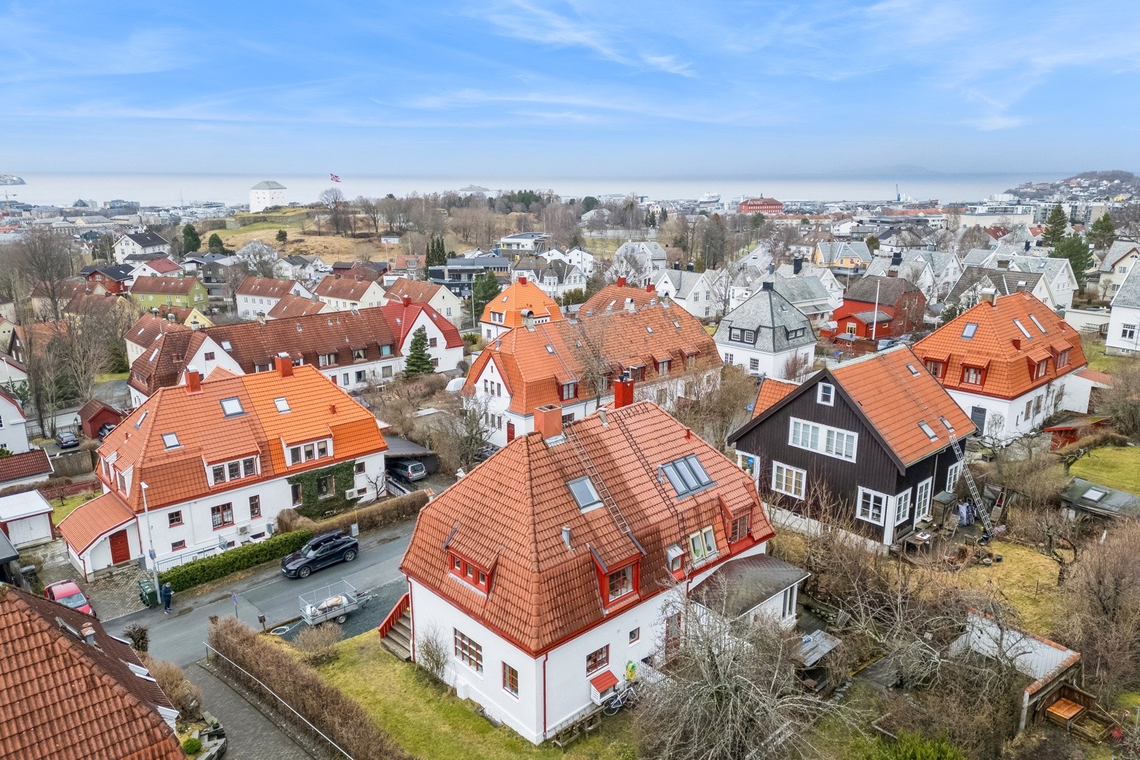 Eiendommen har trivelige uteområder som er godt egnet for lek og aktiviteter for barna. Galleribilde