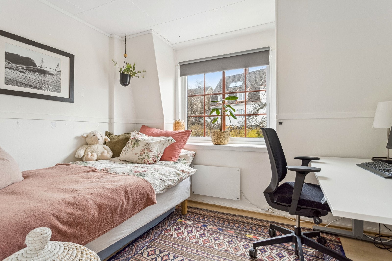 Soverommene har store vinduer som slipper inn rikelig med dagslys og skaper en lys og luftig atmosfære. Galleribilde