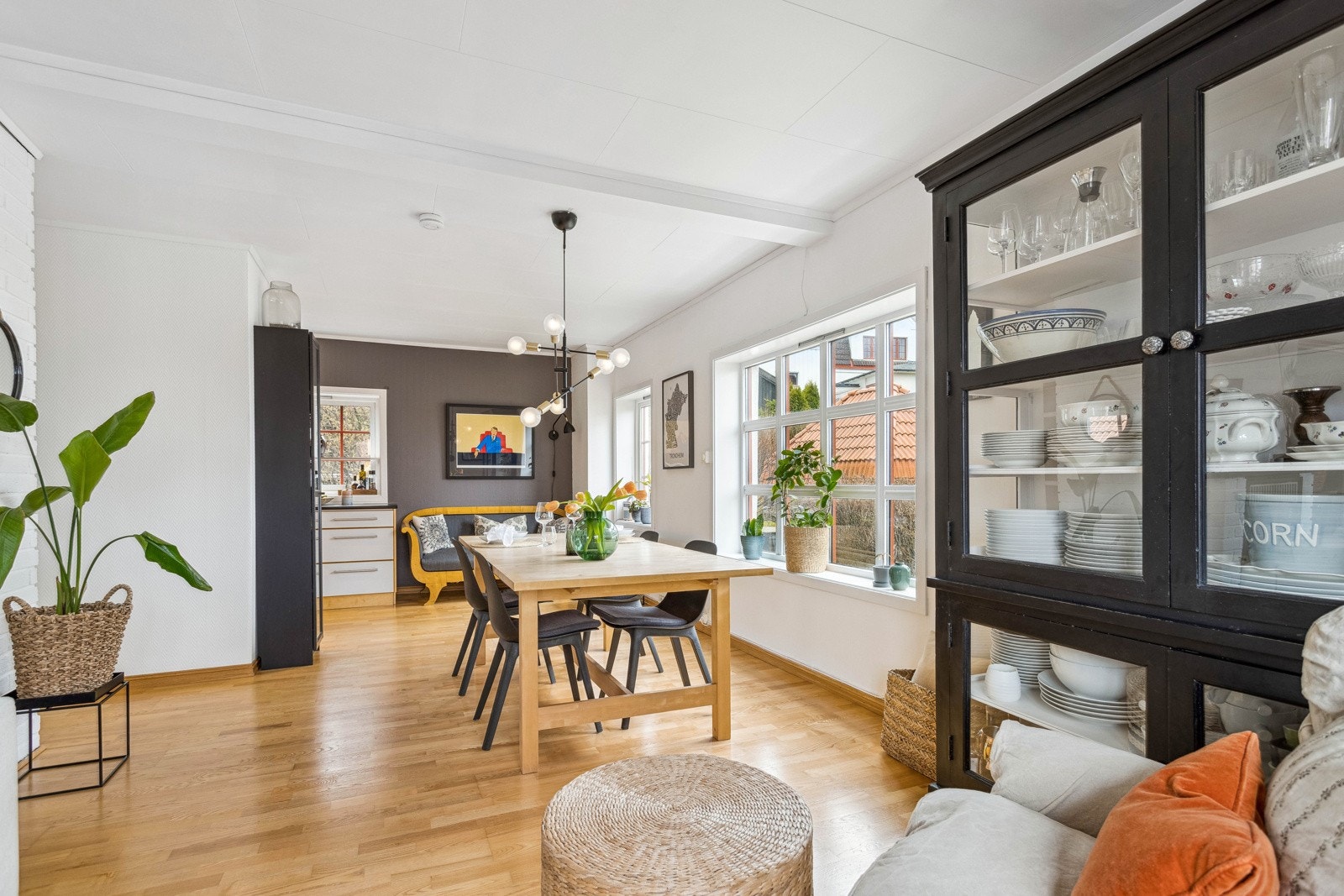 Det er god plass til en romslig spisegruppe, perfekt for hyggelige middagsselskaper og sosiale sammenkomster. Galleribilde