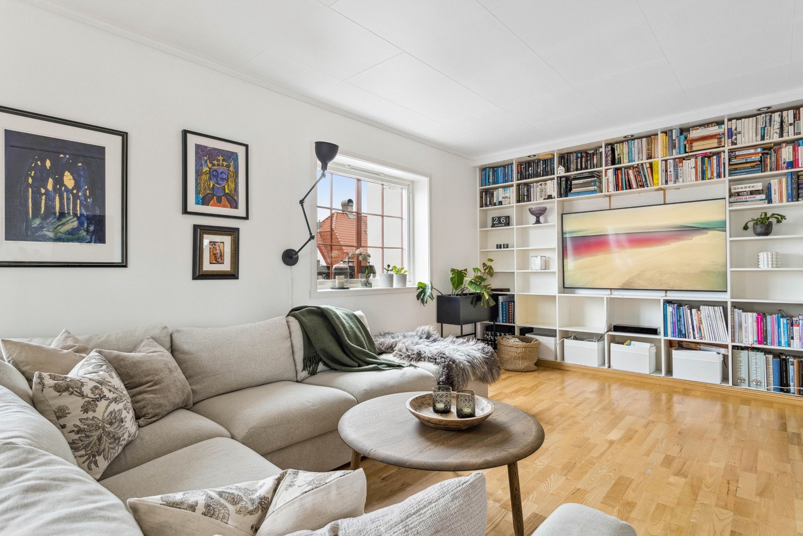 Plassbygde hyller gir rikelig med oppbevaringsplass samtidig som de bevarer boligens klassiske preg. Galleribilde