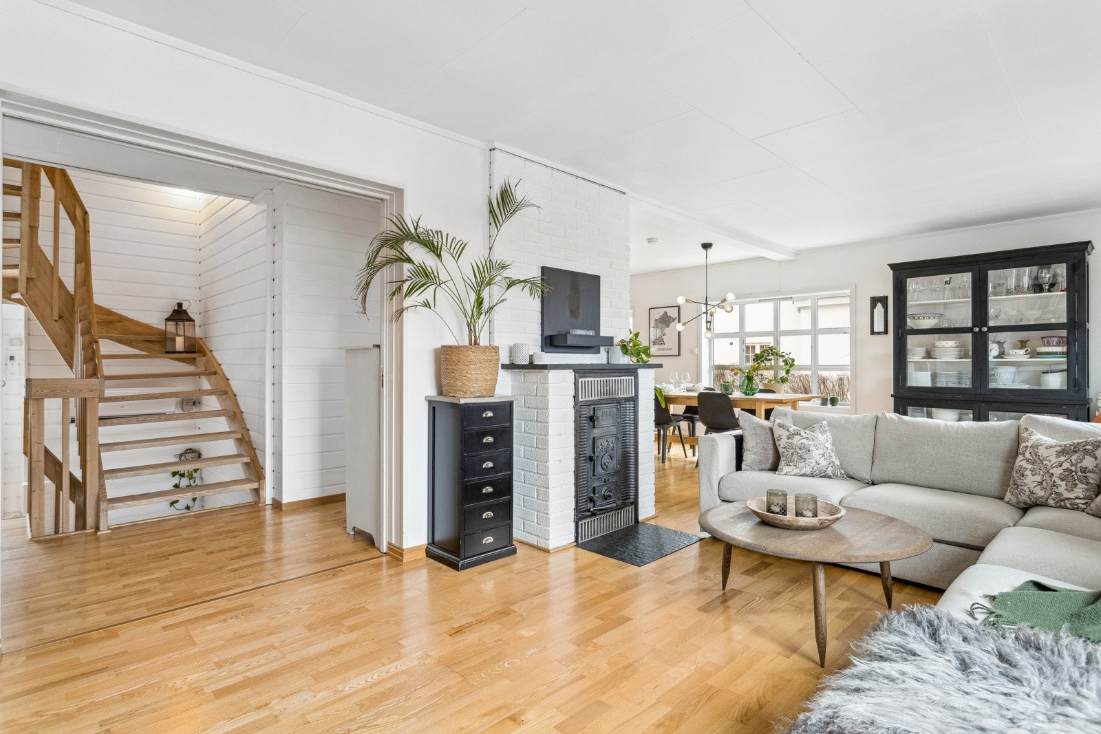 Fra stuen kan du følge trappen opp til boligens 2. etasje. Galleribilde