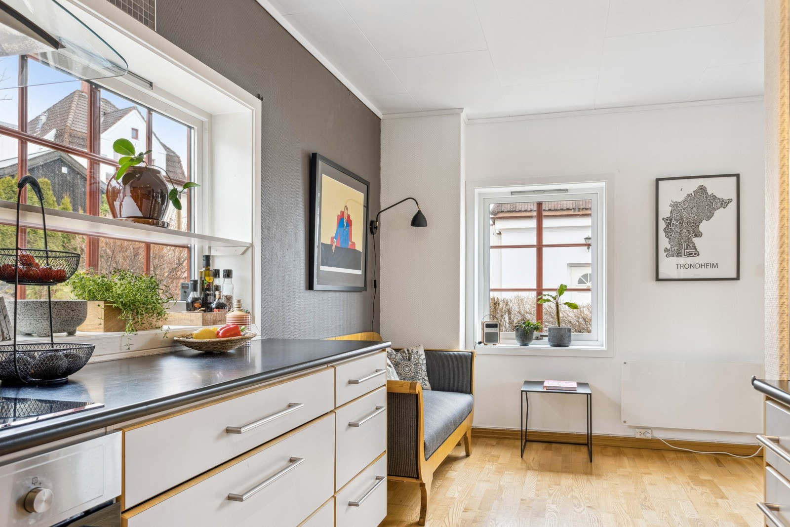 Kjøkkenet oppleves som lyst og luftig. Det ligger delvis tilbaketrukket fra spisestuen. Galleribilde