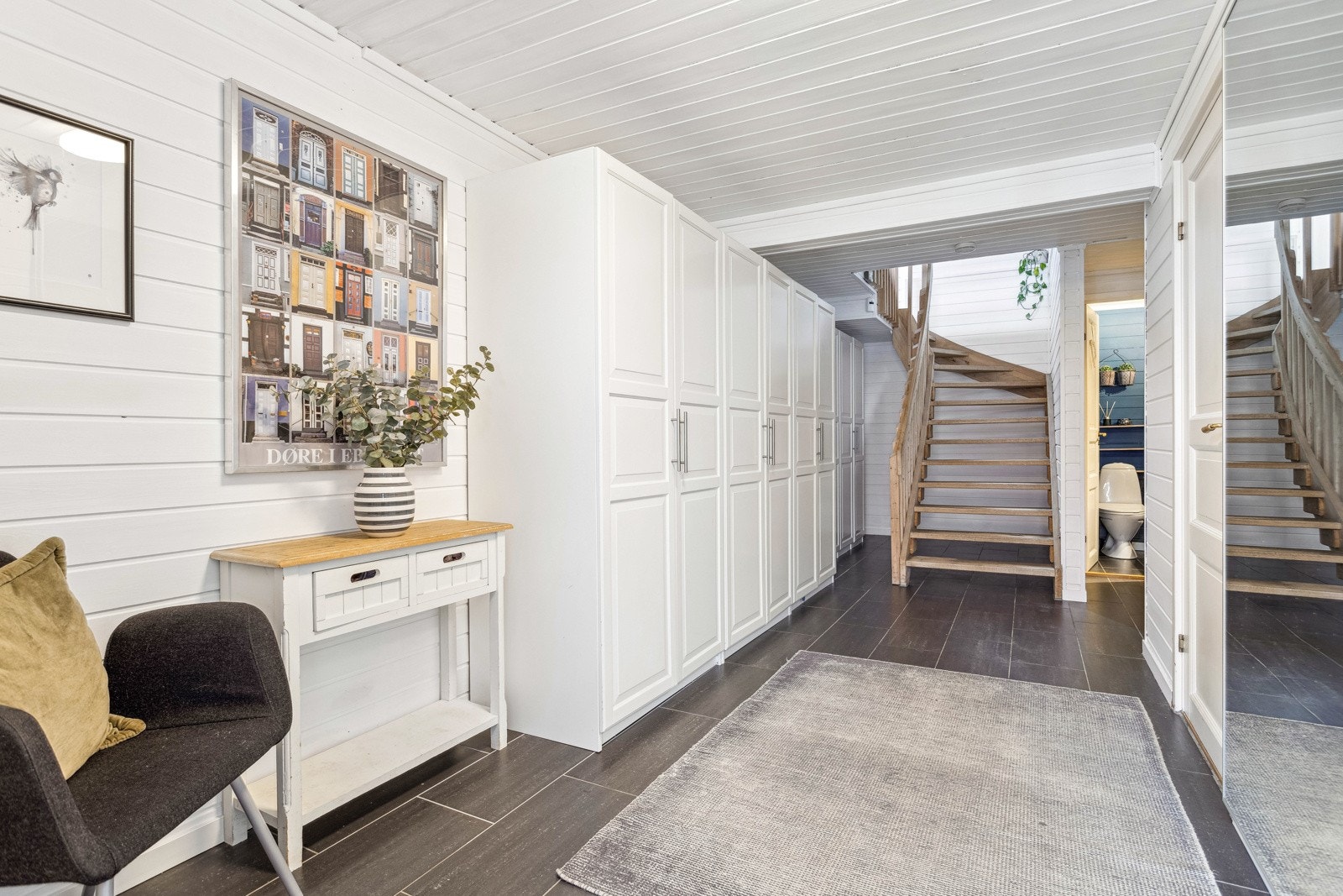 Entréen i underetasjen oppleves som romslig og har god plass til både entremøbler og garderobeløsninger. Galleribilde