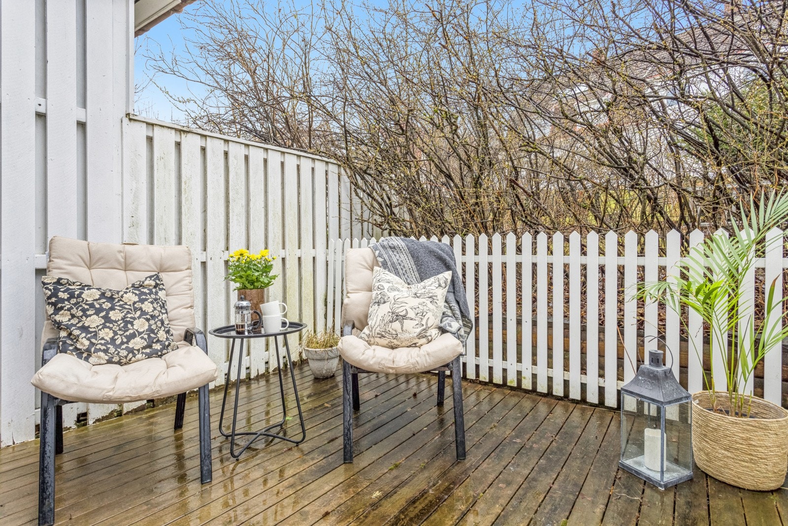 Boligen har både balkong og terrasse, og eiendommen er pent beplantet. Den skjermede beliggenheten skaper en følelse av ro og privatliv. Galleribilde