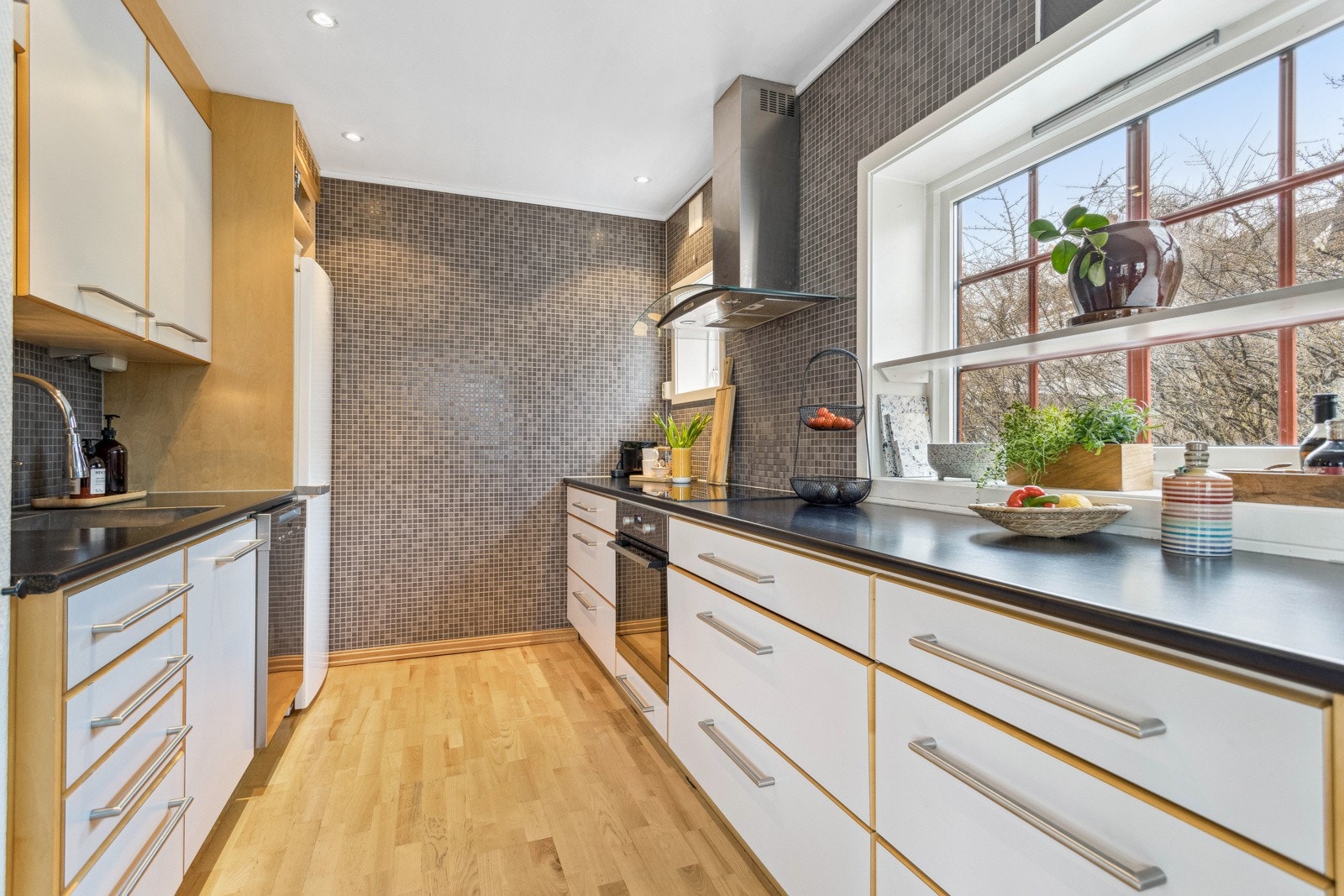 Kjøkkenet har rikelig med oppbevaringsplass, både i skuffer og skap. Den praktiske utformingen gir dessuten en romslig og funksjonell arbeidsflate. Galleribilde