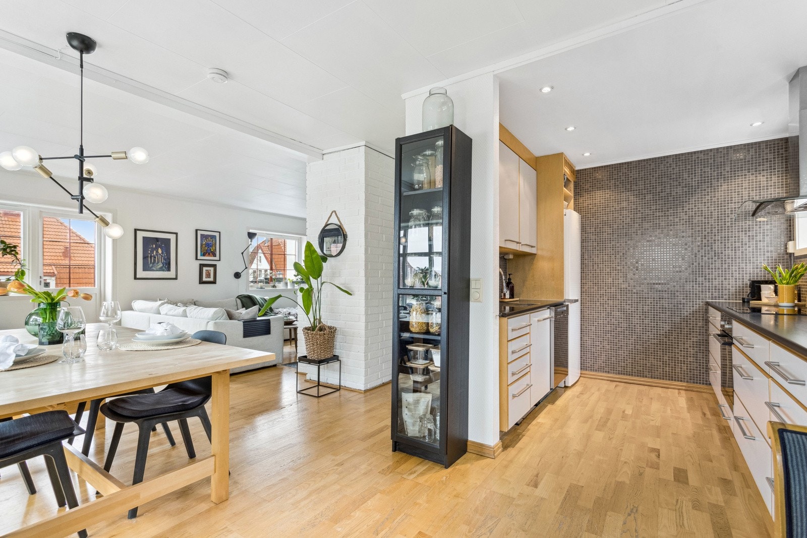 Hovedetasjen har en sosial og gjennomtenkt planløsning med naturlige møbleringssoner. Store vindusflater sørger for et gjennomgående lyst og luftig inntrykk. Galleribilde