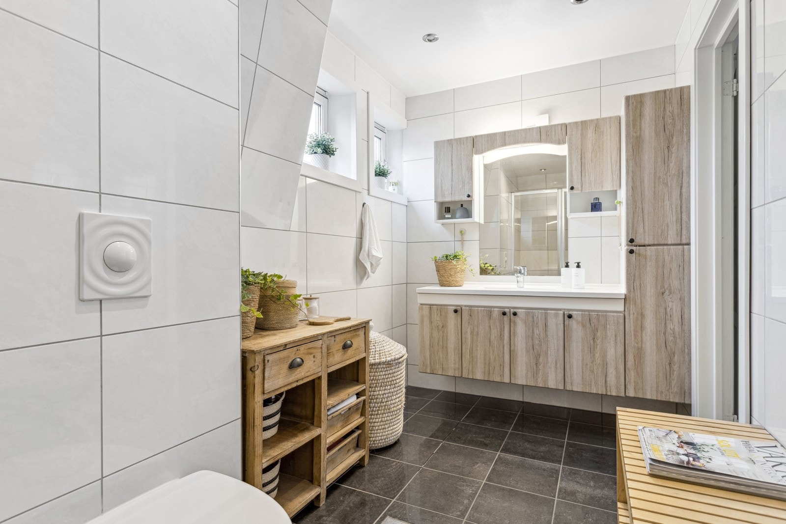 Baderommet ble oppgradert i 2006 og har et moderne preg med flislagte gulv og vegger, gulvvarme, samt malte flater i himlingen. Galleribilde