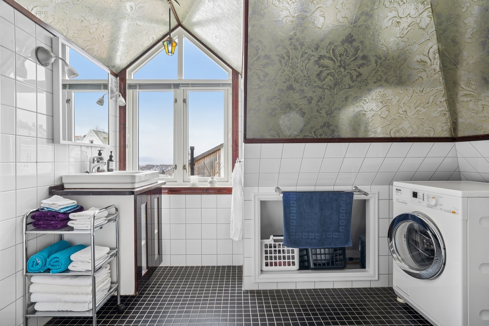 Baderommet i 3.etg er flislag og har opplegg for vaskemaskin Galleribilde