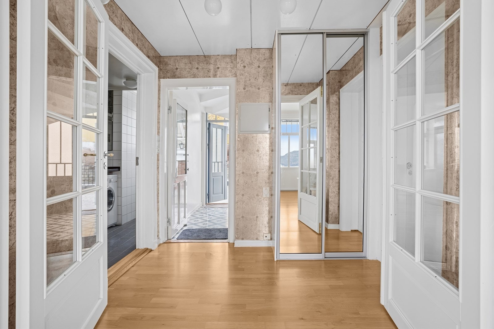 Entreén i 1.etg er romslig og utstyrt med doble glassdører mot stuen Galleribilde