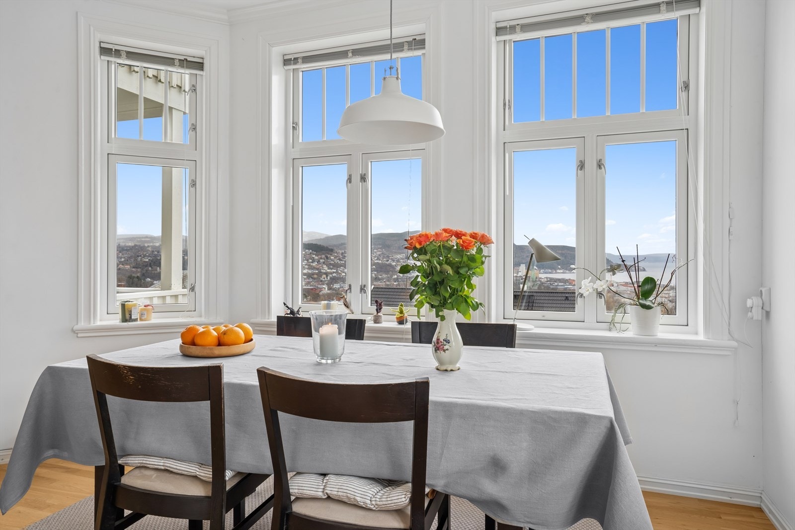 Spisestuen nyter godt av de herlige utsiktsforholdene over byen Galleribilde