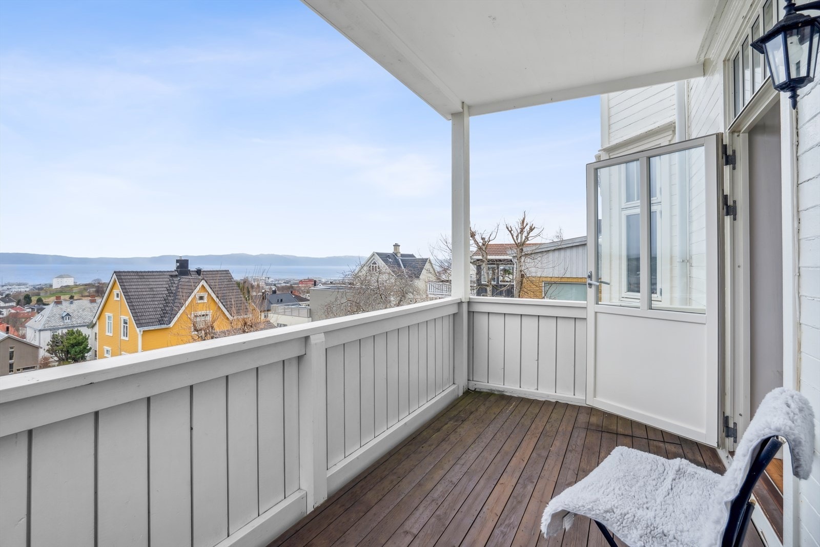 Balkongen er overbygd og er oppmålt til 8,6 kvm. Her er det god plass til både møbler og grill Galleribilde