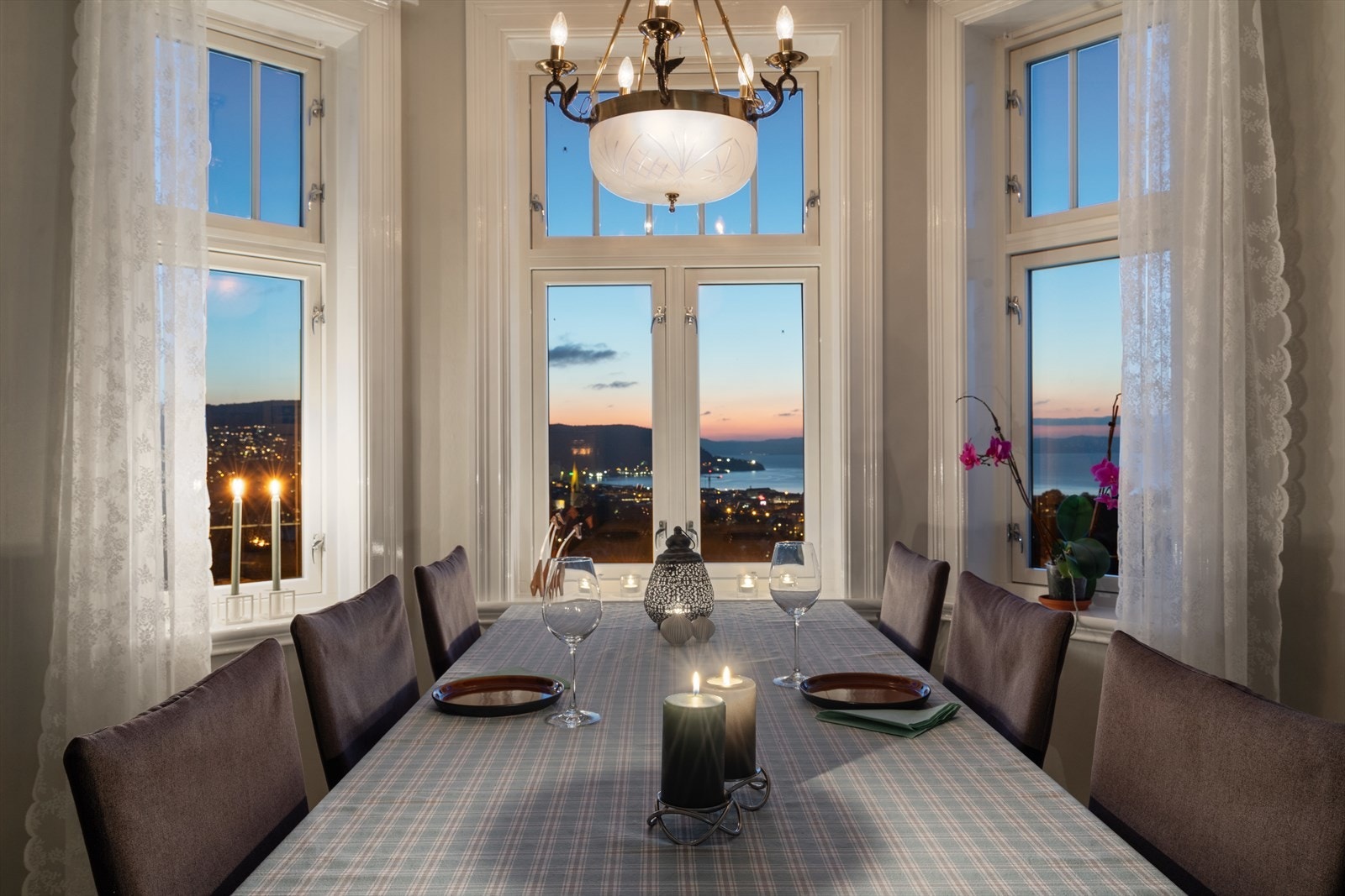 Kveldfoto spisestue Galleribilde