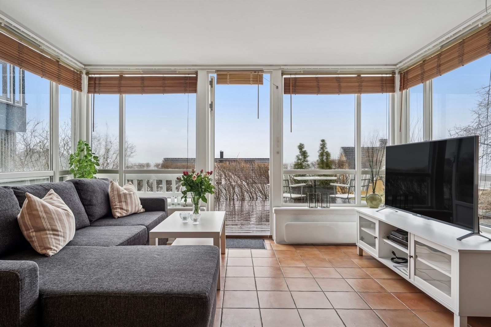 I sokkelen er det egen utleiedel som også nyter godt av eiendommens mange kvaliteter Galleribilde