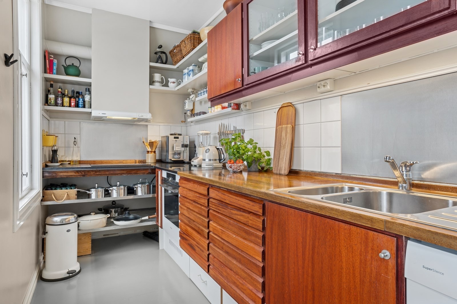 Kjøkken 2.etg av typen UNOform er plassert i forlengelsen av spisestuen Galleribilde