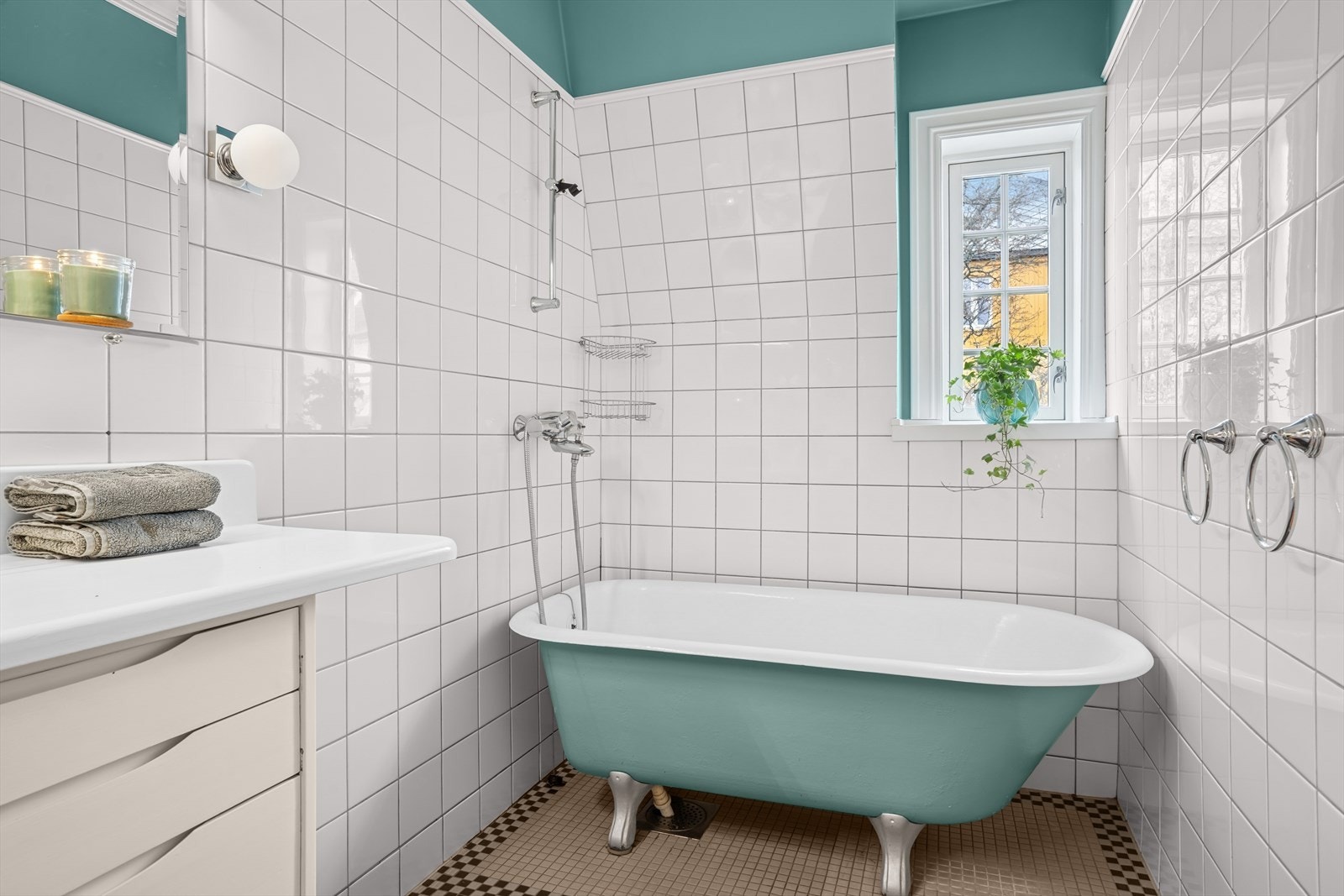 Baderommet her har også montert badekar Galleribilde