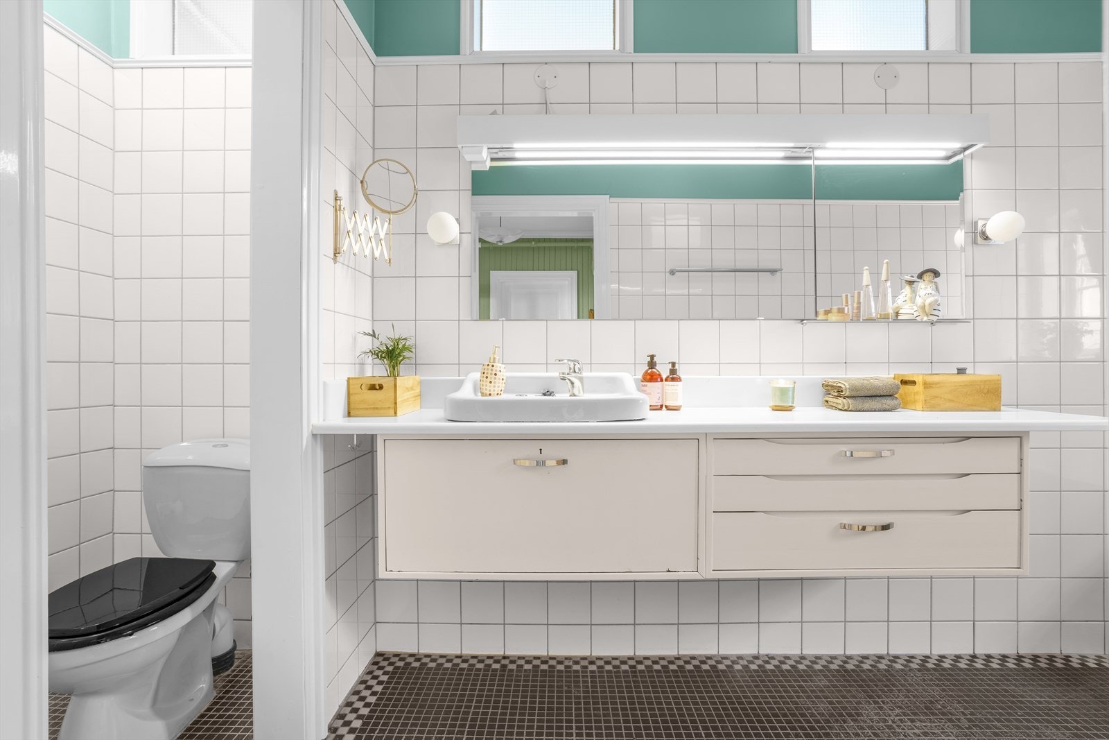 Baderommet i 2.etg er flislagt og har egen nisje for WC Galleribilde