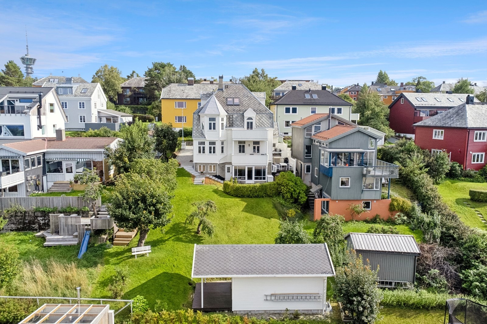 Boligen har en pent opparbeidet tomt med egen hagestue Galleribilde