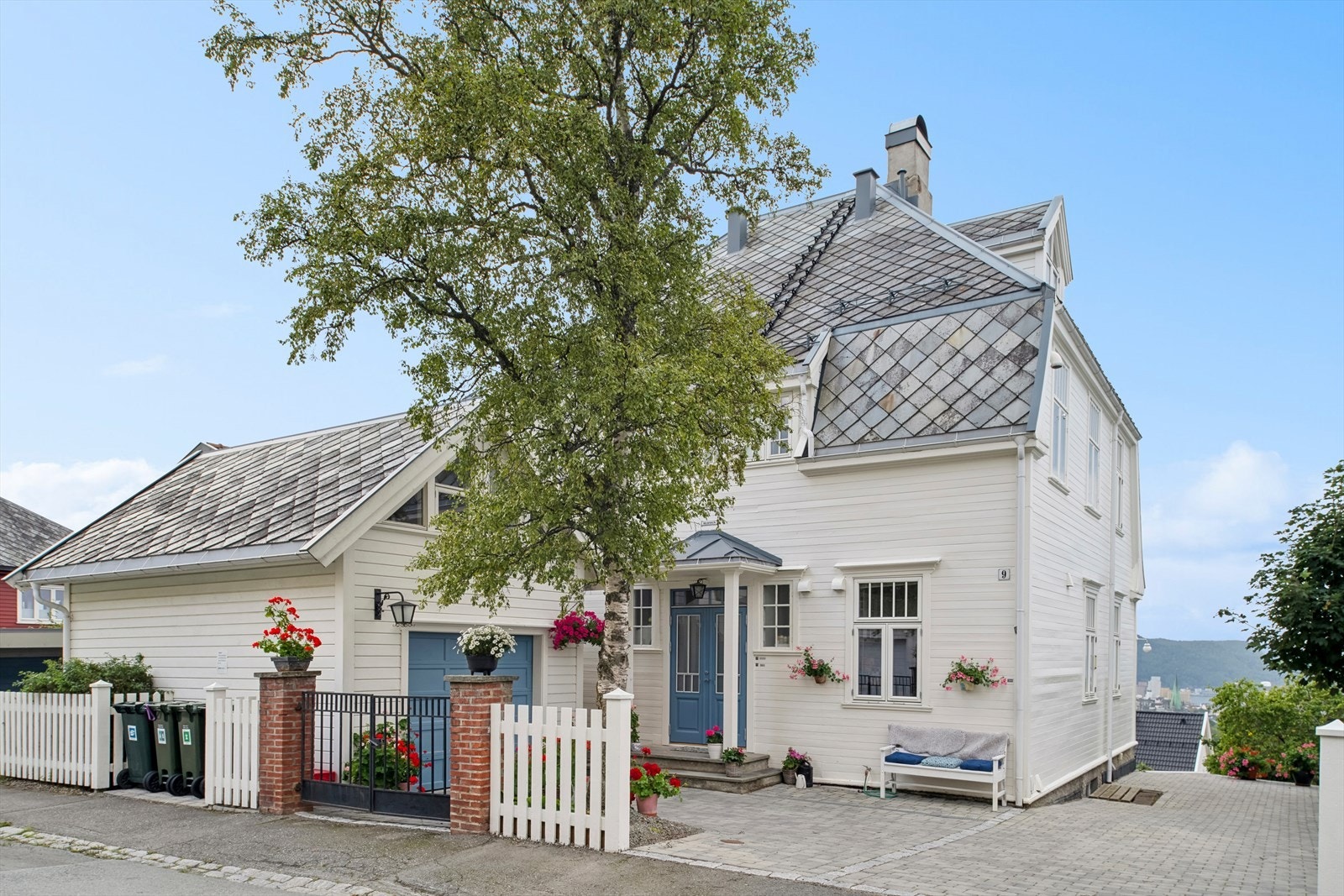 Gårdsplassen er steinlagt og har godt med parkeringsmuligheter Galleribilde