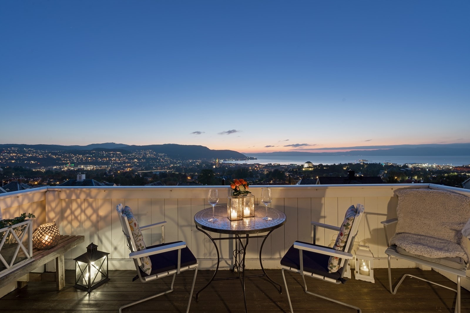 Balkongen tilbyr en majestetisk utsikt over Trondheim by Galleribilde