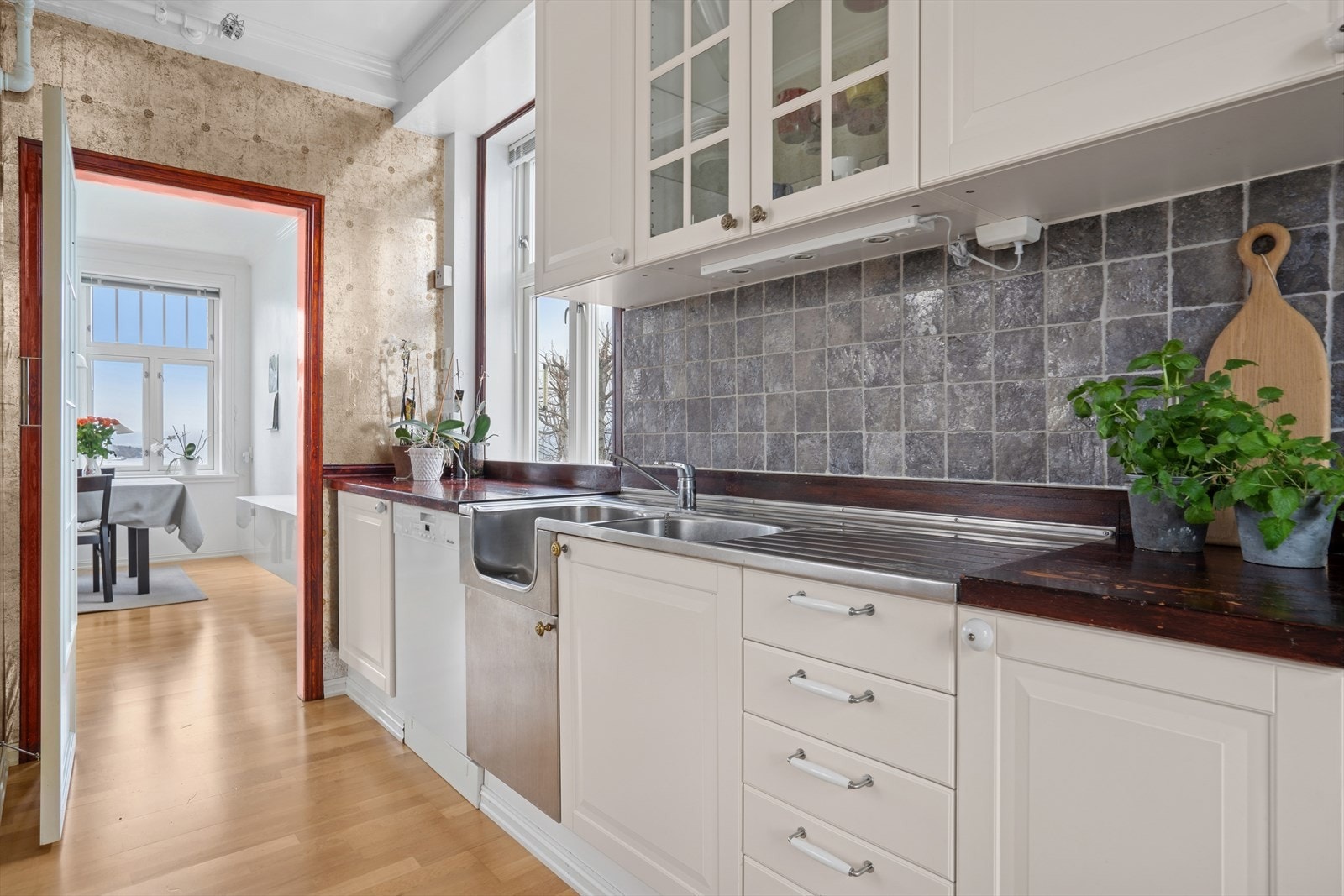 Kjøkkenet ligger i forlengelsen av spisestuen og er rikelig utstyrt med rause skap- og skuffeløsninger Galleribilde