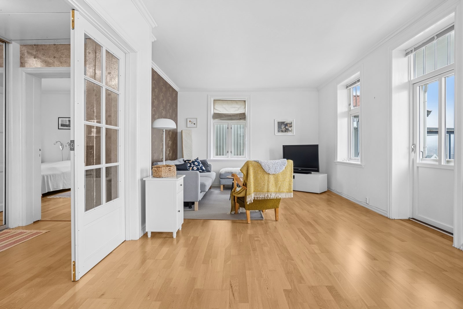 I den andre enden av stuen er det god plass til flere sittegrupper Galleribilde