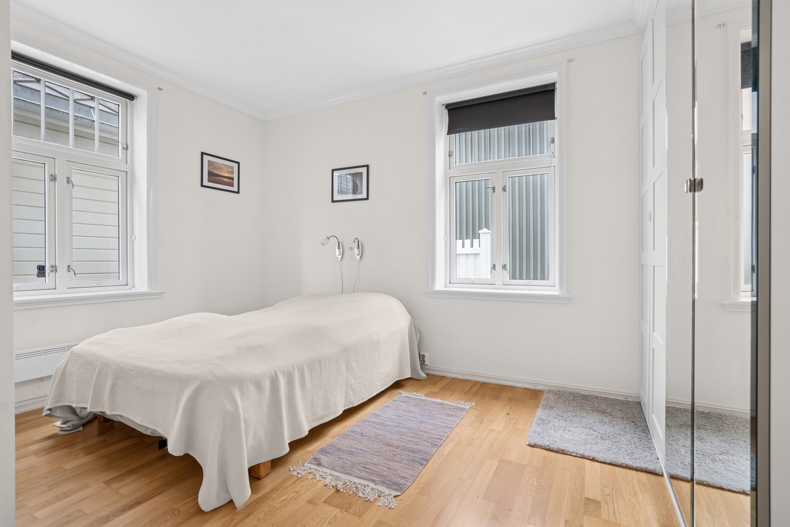 Soverommet i 1.etg er oppmålt til hele 13,2 kvm og har rikelig med plass til både dobbeltseng og garderobeløsninger Galleribilde