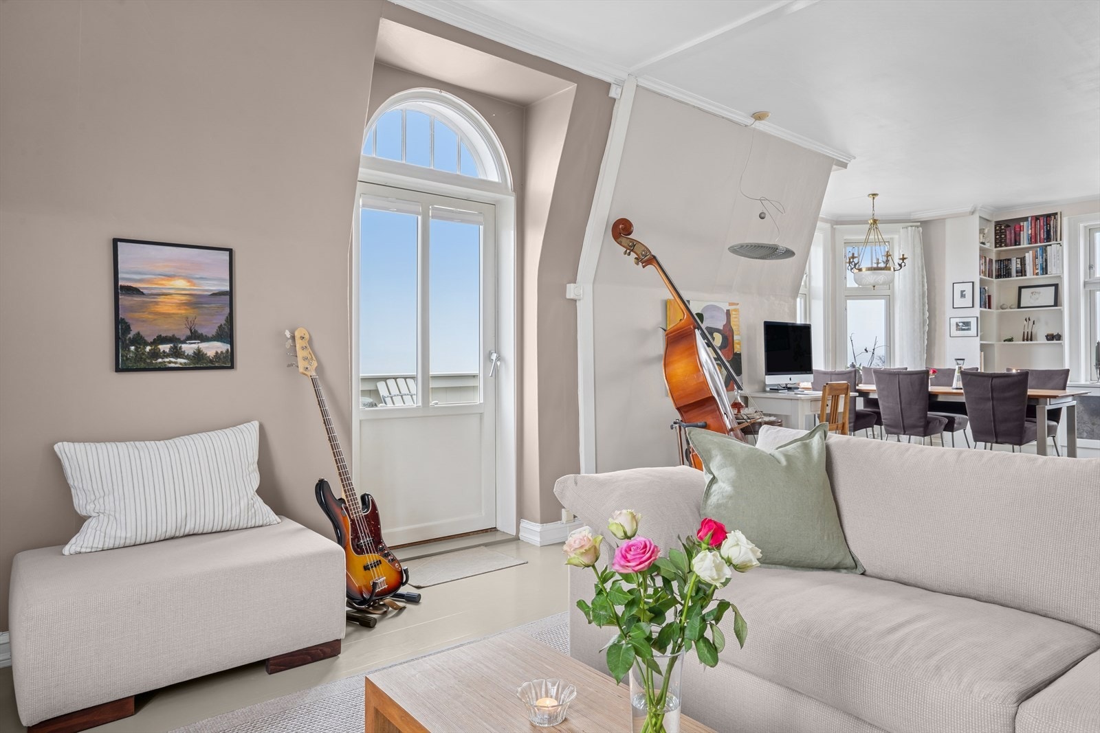 Fra stuen har man også i denne etasjen utgang til en solrik balkong Galleribilde