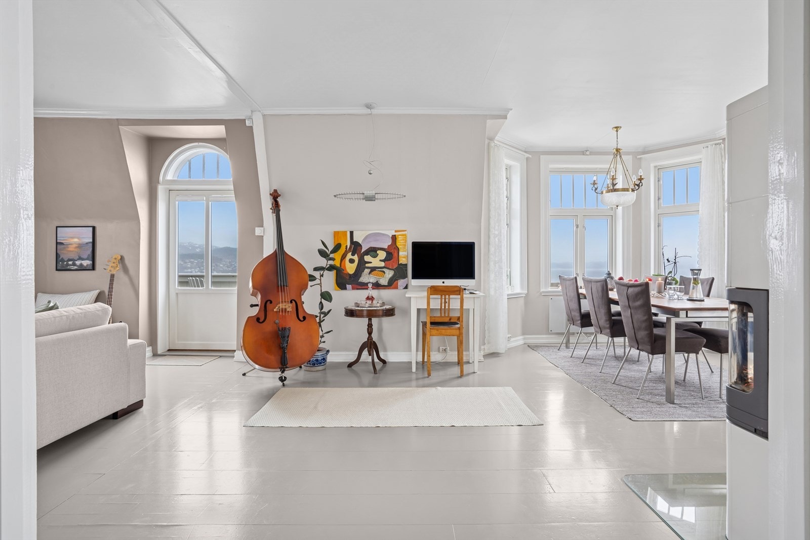 Stuen i 2.etg er oppmalt i lyse og innbydende farger. Her er planløsningen lik 1.etg Galleribilde